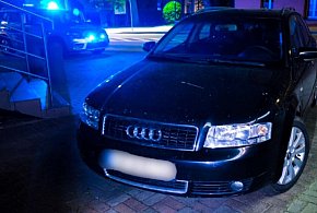 Białe kierunkowskazy zwróciły uwagę policjantów. Odkryli coś więcej