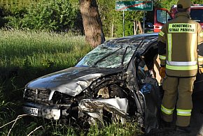 Leszczynki. Audi roztrzaskało się na drzewie. Kierowca był pijany!