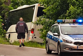 Karwacja. Autobus wypadł z drogi. Pasażerom nic się nie stało