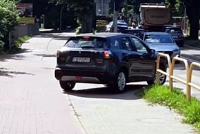 Absurdalny manewr kierowcy Suzuki. Jechał chodnikiem i przejechał przez pasy