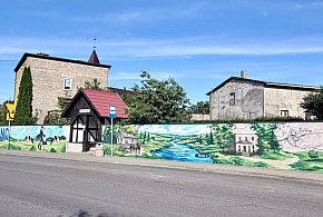 Centrum Tuchlina zdobi barwny mural. Nawiązuje do lokalnej kultury