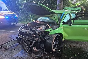 Żukowo. Audi roztrzaskało się o słup energetyczny. Trzy osoby ranne
