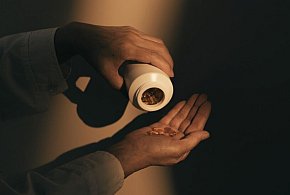 Te przepisy uderzą w naciągaczy. Uchwalono tzw. lex szarlatan