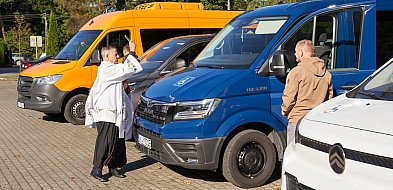 Powiat. Zaprezentowano i poświęcono nowe samochody dla niepełnosprawnych-71919
