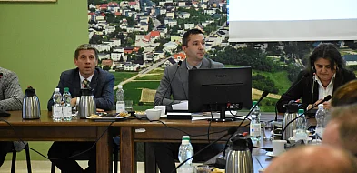 Sierakowice. Kto się bawi z radnymi? Projekt uchwały nagle się znalazł-73541