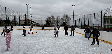 Sierakowice. Lodowisko cieszy się popularnością. Ruszyło po świątecznej przerwie-75682