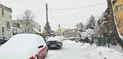 Od 2:00 w nocy trwa odśnieżanie Żukowa. Największym problemem zastawione drogi-76174