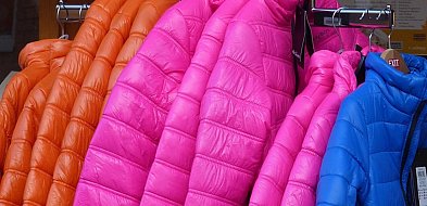 Bez pytań, bez ocen. Second-hand w Baninie rozdaje zimowe kurtki dla dzieci-76396