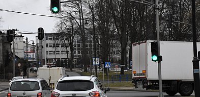 Kartuski paradoks. Radni: sygnalizacja świetlna generuje korki