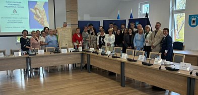 Seniorzy i młodzież obradowali wspólnie. Podpisano list o współpracy