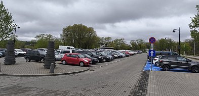 Kartuzy. Nocą chcą zamknąć "szpaner plac". Na parkingu stanie szlaban