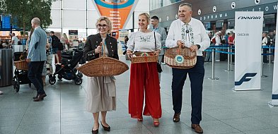 Kaszubska truskawka ruszyła w świat. Na lotnisku promowały ją władze Kartuz
