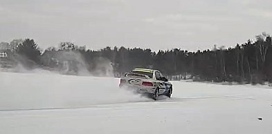 Borowo. Ostra jazda po zamarzniętym jeziorze. Czy tak można?