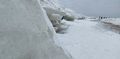 Szklane góry nad brzegiem morza – zimowy spacer w arktycznym wydaniu