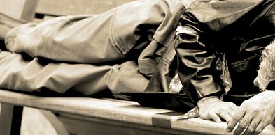 Zimno jest śmiertelnym zagrożeniem. Kiedy zaczyna się hipotermia i jak reagować?