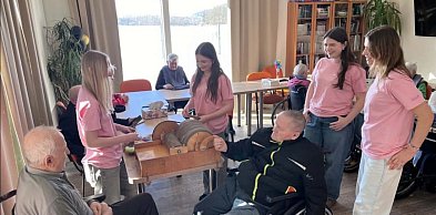 Wnuczki z wyboru - młodzież z Kartuz pomaga samotnym seniorom