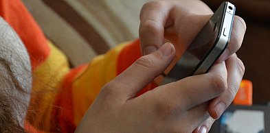 Dzień Bezpiecznego Internetu. Psycholog: smartfon szkodzi rozwojowi dziecka
