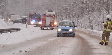 Trudne warunki na drogach. Potężne korki w rejonie Kartuz