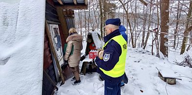Mróz i zima nie odpuszczają. Dzielnicowi z Sierakowic znów ruszyli z pomocą