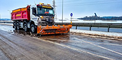 Apel służb: przepuść pojazdy, które dbają o zimowe utrzymanie dróg