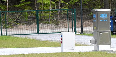 Kamienica Królewska. Teren nad jeziorem dostępny także dla kamperów