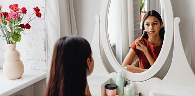 Gdzie najlepiej ustawić toaletkę względem okna?