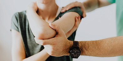 Łokieć tenisisty a odszkodowanie - kiedy można liczyć na wypłatę z polisy?