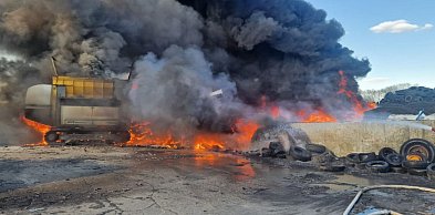 Potężny pożar w zakładzie utylizacji opon
