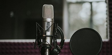 Nagrania lektorskie: jak wybrać głos, zamówić i rozliczyć profesjonalne voice-over