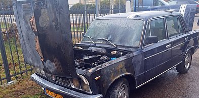 Pożar auta w Hopowie. W ogniu stanął zabytkowy fiat 125