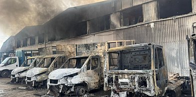 Pożar hali magazynowej w Gdyni. Z ogniem walczy około 30 zastępów