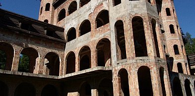 Zamek w Łapalicach wciąż przyciąga. Ale to niebezpieczne miejsce