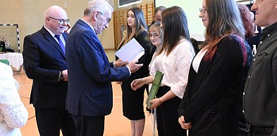 Tegoroczni maturzyści odebrali świadectwa. Niebawem egzaminy