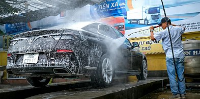 Myjki pod wysokim ciśnieniem i myjki stacjonarne – jak wybrać rozwiązanie, które n