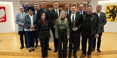 Marek, Piotr i Adam Stenzel z Przyjaźni z nagrodą dla najlepszych rolników