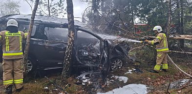 15-latek z gm. Sierakowice rozbił samochód rodziców. Auto stanęło w ogniu