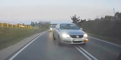 Kierowca volkswagena mocno ryzykował. Wyjątkowo niebezpieczne wyprzedzanie