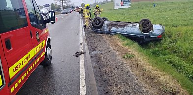 Lniska. Dachowanie na drodze wojewódzkiej. Jedna osoba ranna