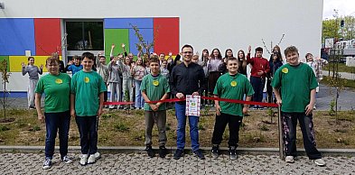 Banino. Przy SP nr 2 posadzono stare odmiany drzew owocowych