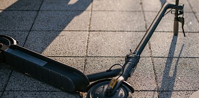 W takim stanie próbował jechać hulajnogą. Omal nie zrobił sobie krzywdy