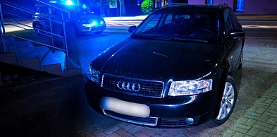 Białe kierunkowskazy zwróciły uwagę policjantów. Odkryli coś więcej
