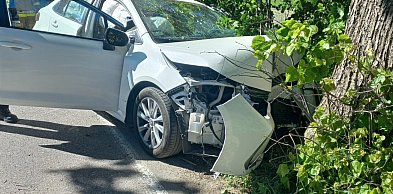 Borucino. Osobówka uderzyła w drzewo. Jedna osoba poszkodowana