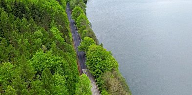 Trasa rowerowa Ostrzyce-Kolano już niemal gotowa. Wiedzie wzdłuż jeziora