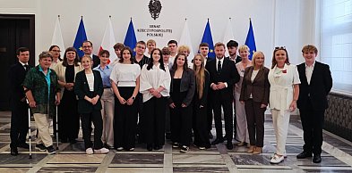 Seniorzy i młodzież z pow. kartuskiego w parlamencie