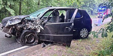 Zostawili kobietę w roztrzaskanym samochodzie i uciekli
