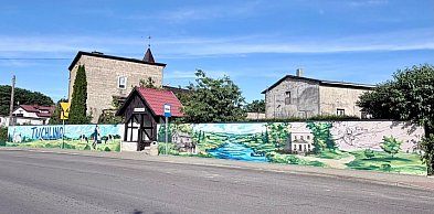 Centrum Tuchlina zdobi barwny mural. Nawiązuje do lokalnej kultury