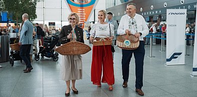 Kaszubska truskawka ruszyła w świat. Na lotnisku promowały ją władze Kartuz