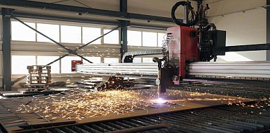 Laser czy plazma – jak wybrać metodę cięcia blach do swojego projektu?