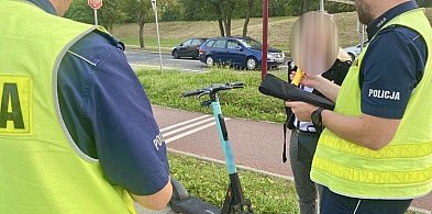 Policjanci kontrolują użytkowników hulajnóg. Sypią się mandaty-71217