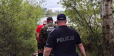 Policjanci ze strażą rybacką kontrolują jeziora-71473